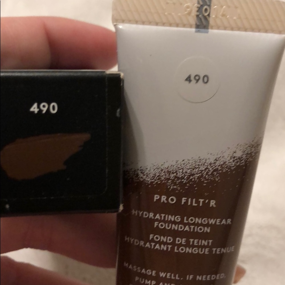 Fenty 490 Pro Filt’r Hydrating Foundation - Picture 2 of 4